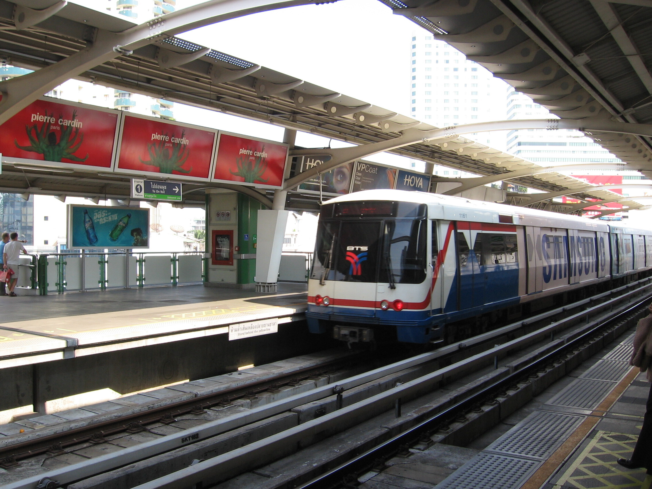 BTSアソーク駅: バンコクを代表する高架鉄道ラインへスムーズにアクセス。